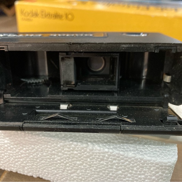 Vintage Kodak Ektralite 10 Camera with Built-In Electronic Flash - Picture 13 of 13